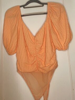 Sear sucker Peach Puff Sleeve V-Neck Bodysuit, WAY comfortable